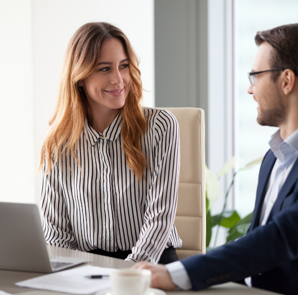 Equipe de consultoria financeira da HElevare analisando gráficos e dados, simbolizando suporte a MEIs e pequenas empresas para crescimento financeiro.